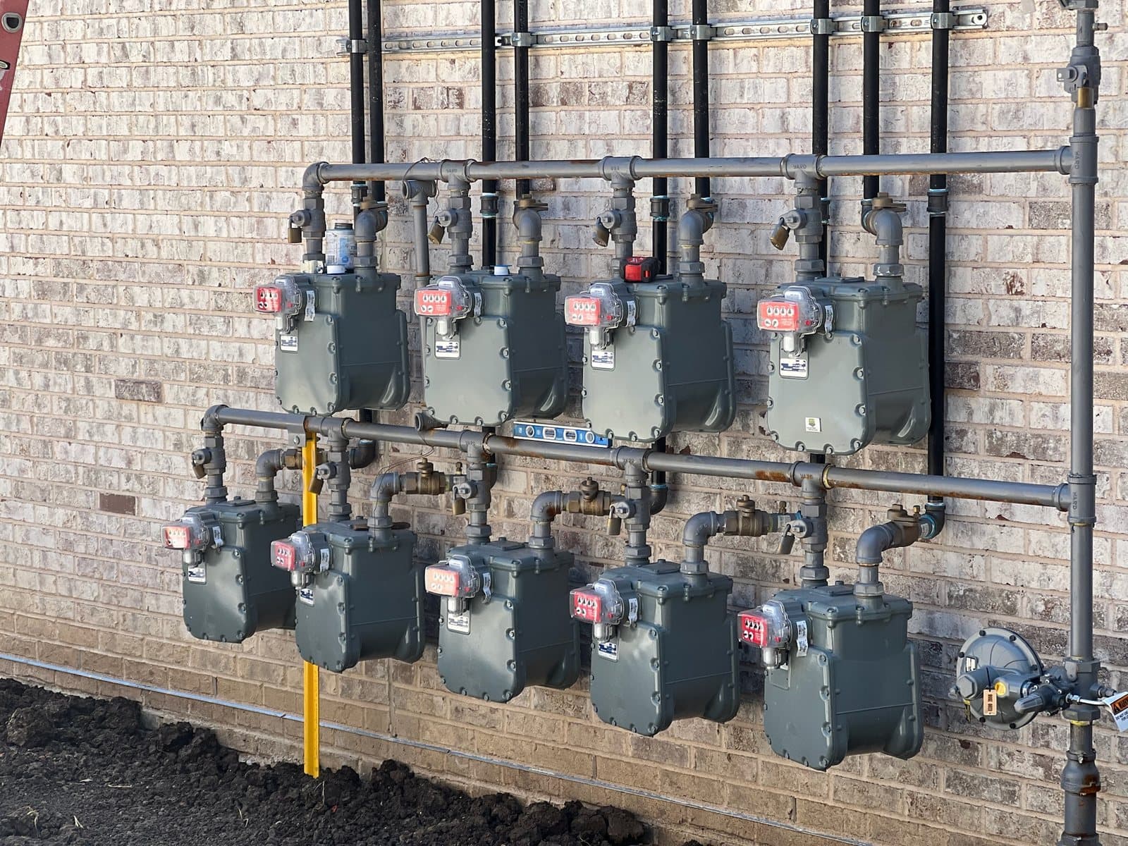Commercial gas meter bank and gas piping installed by Streamline Service